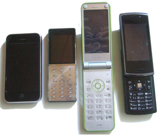 携帯電話によってボタンの大きさや位置が違います。またスマートフォンにはそもそもボタンがありません。